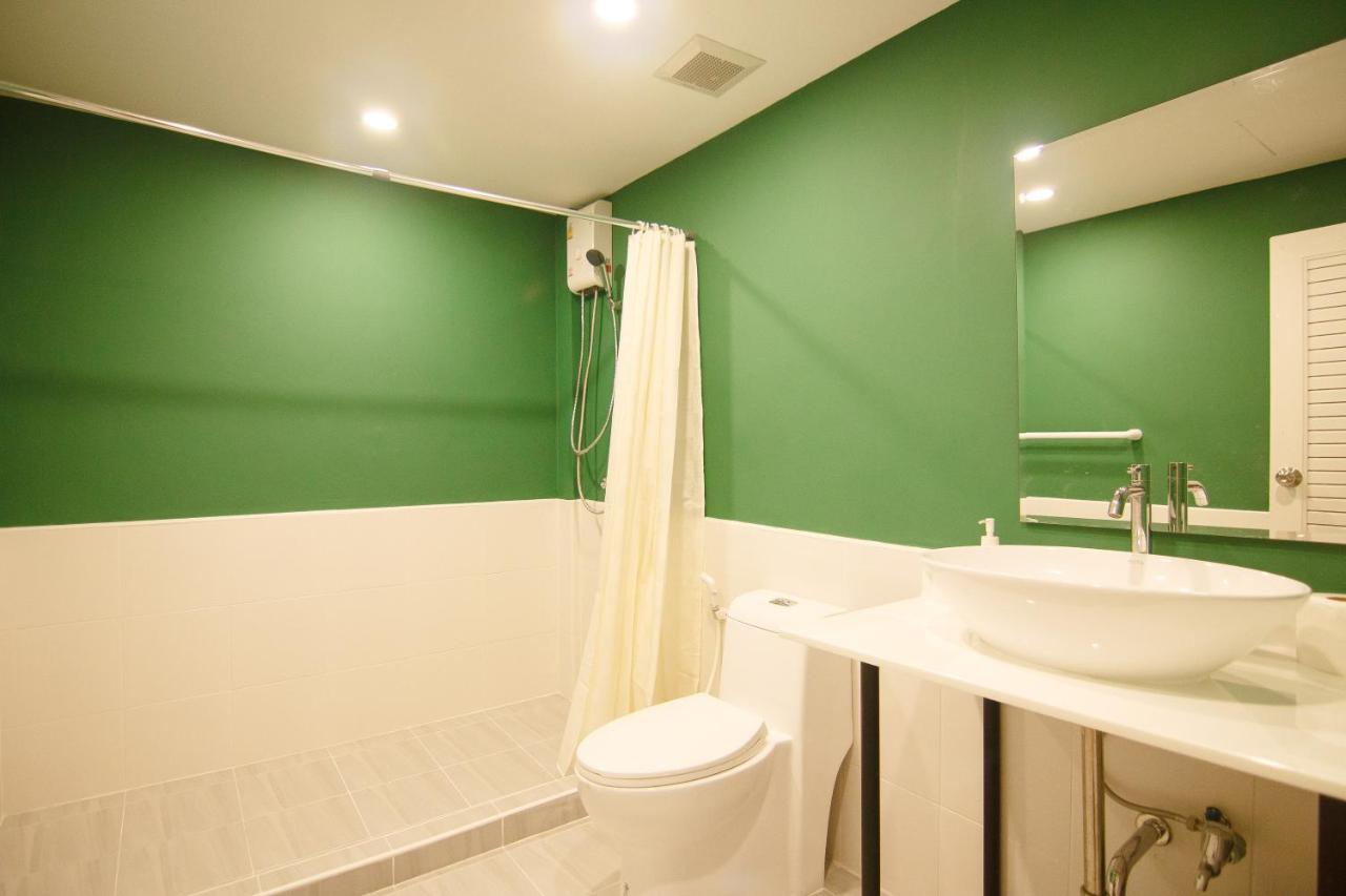Folk Poshtel Asok Hostel Bangkok Exterior photo