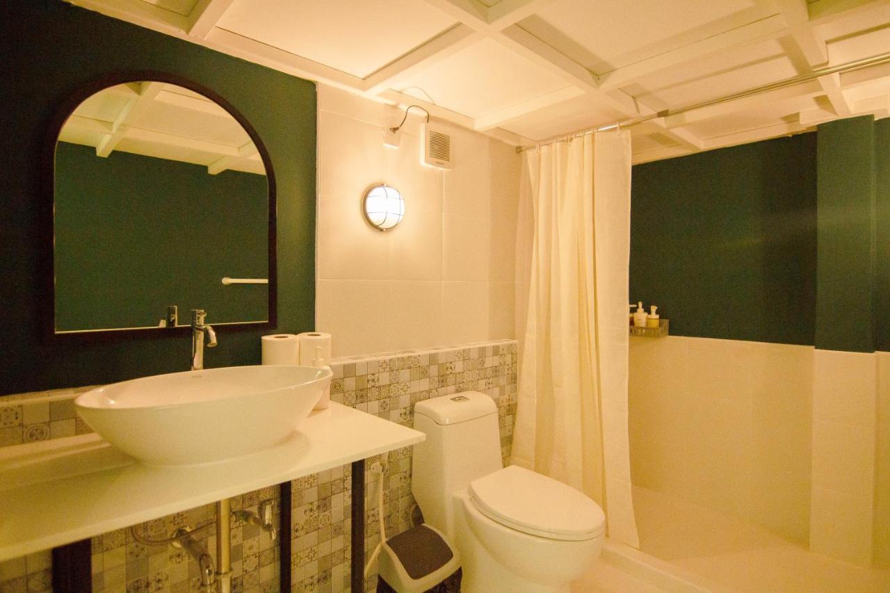 Folk Poshtel Asok Hostel Bangkok Exterior photo