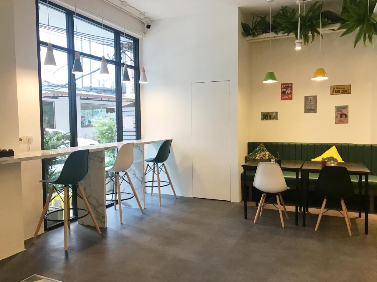 Folk Poshtel Asok Hostel Bangkok Exterior photo